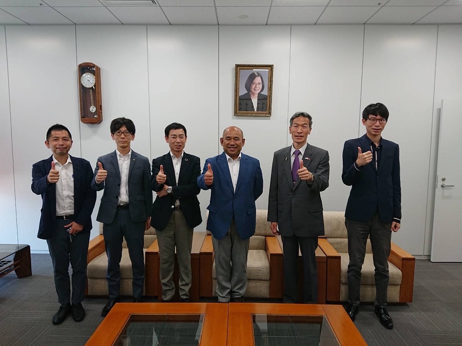 左至右:大西主任、增田室長、西尾次長、橫關次長、向處長、吳秘書