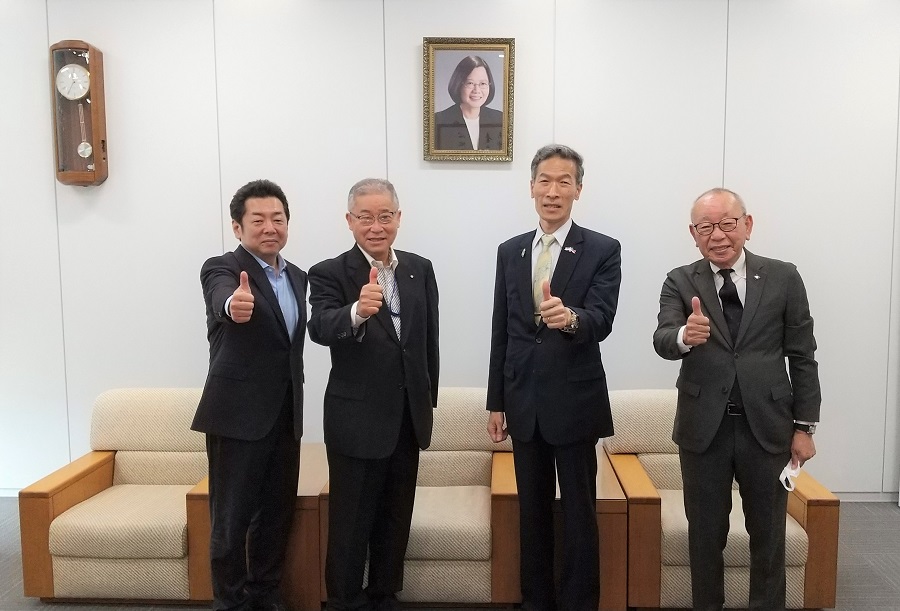 左起：中田社長、西尾會長、向處長、古川本部長