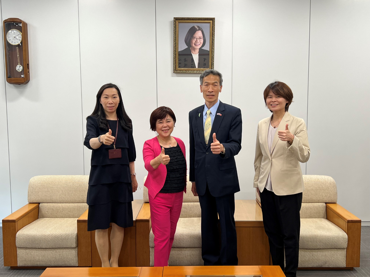 左起：楊慧萍秘書、深小青僑務促進委員、向明德處長、林育柔秘書