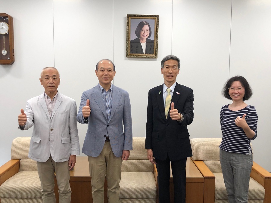 （左起）近藤監事、八田先生、向處長、李秘書