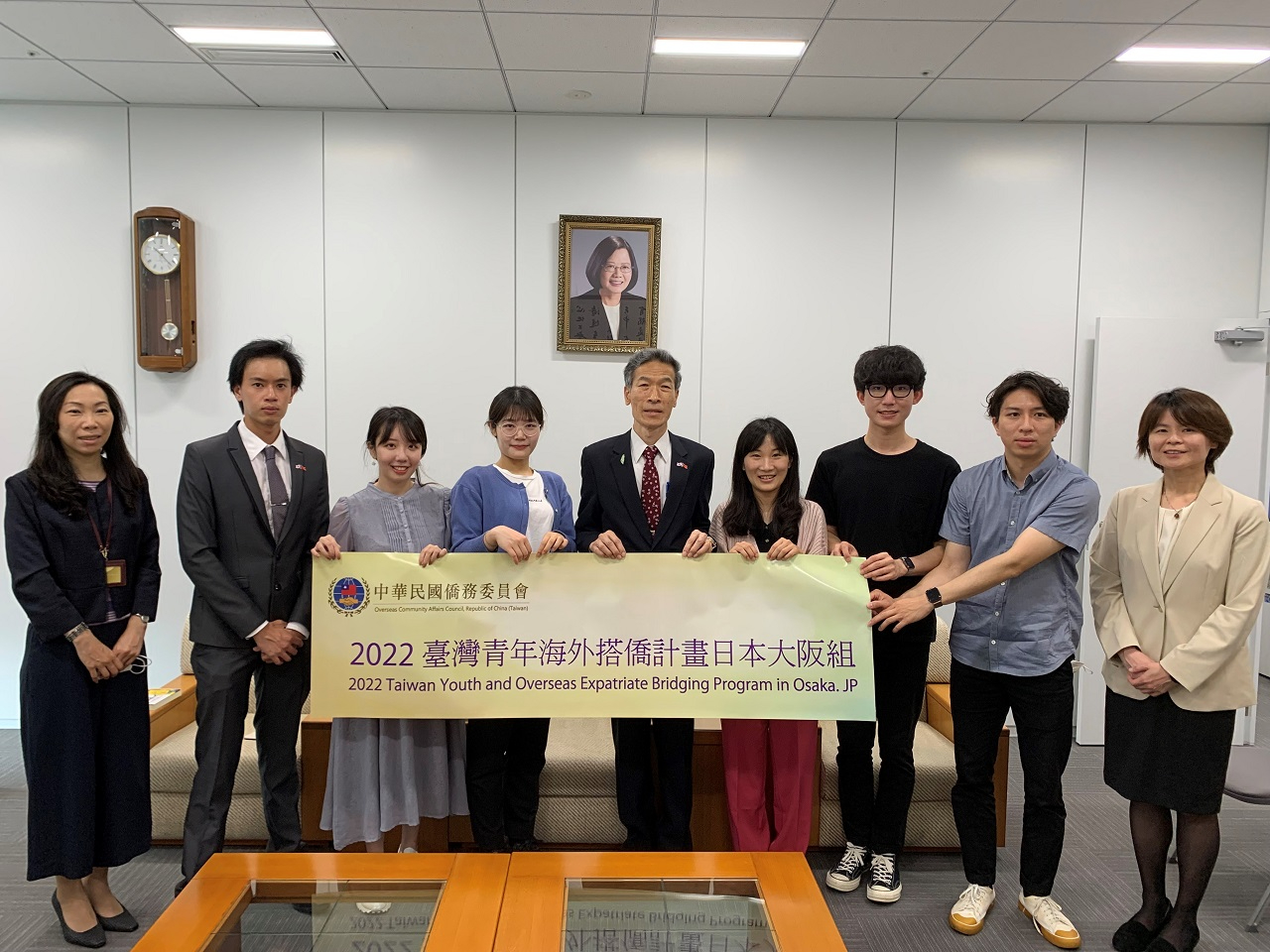 向明德處長(左5)與六位搭僑計畫學員合影