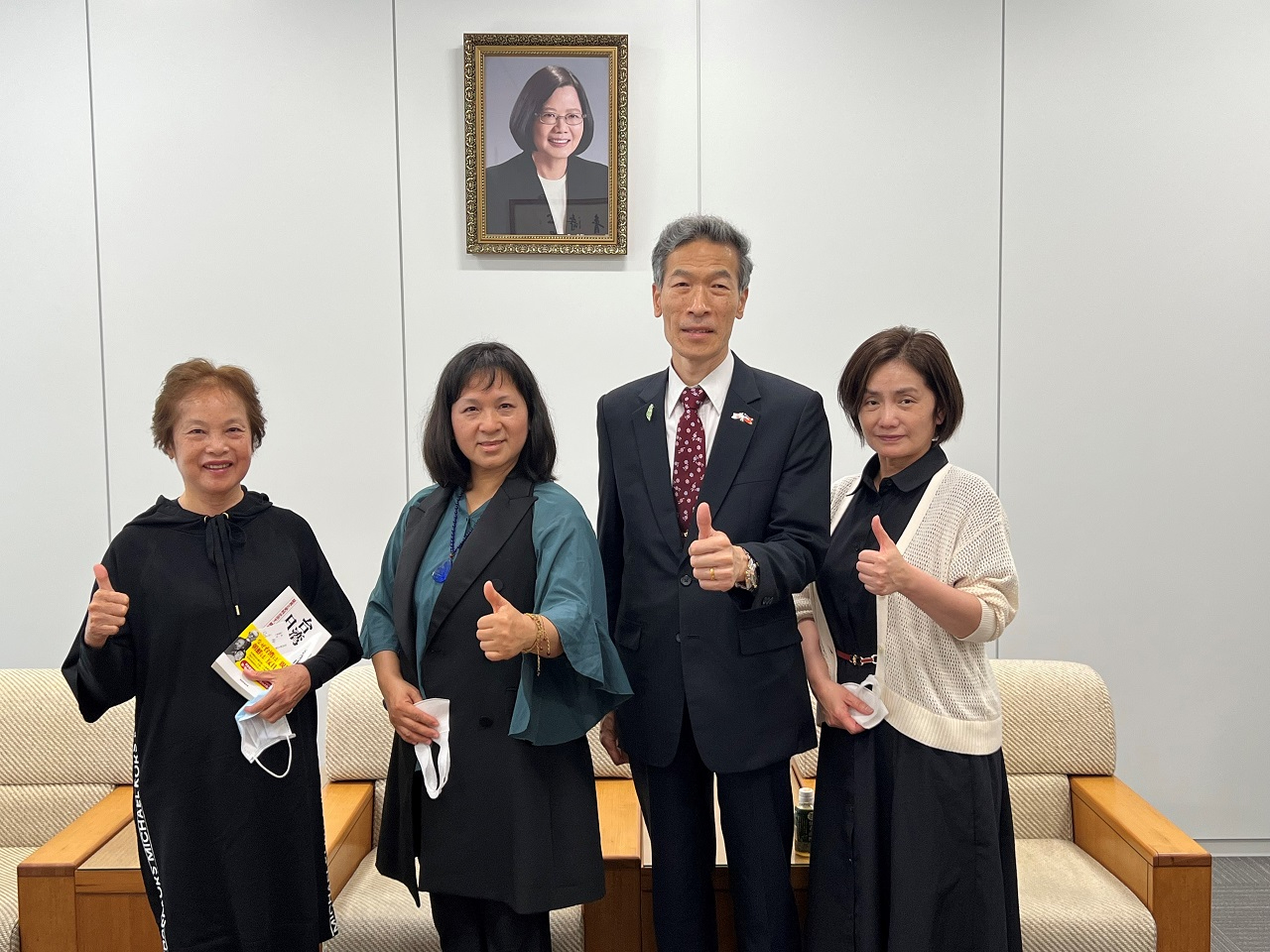 左起：瀬戶淑枝監事、島田惠會長、向明德處長及岩上浩子秘書長