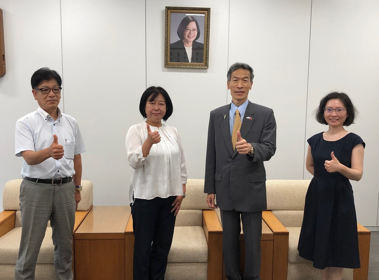 （左至右）梅本課長、河野副市長、向處長、李秘書