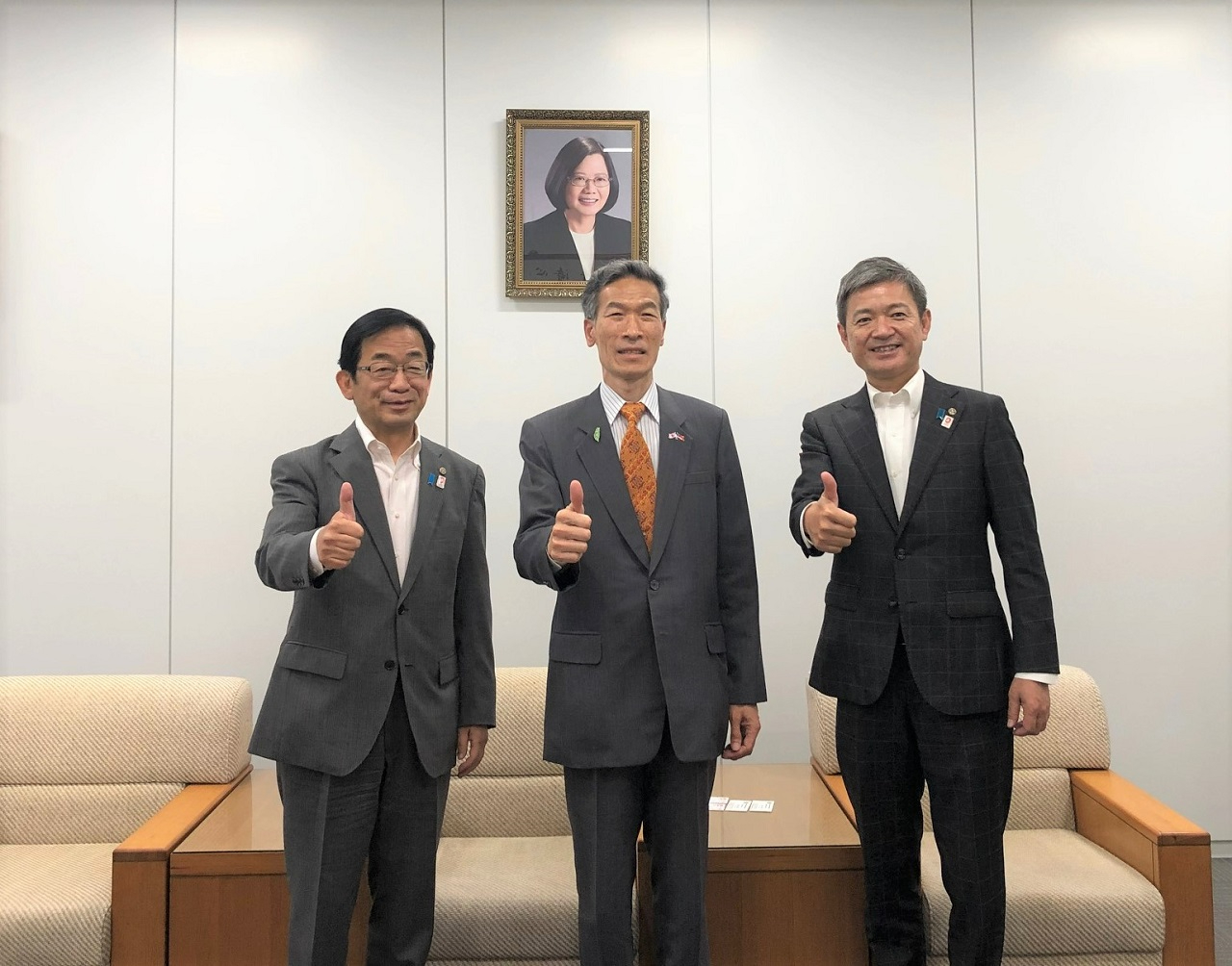 向處長與森議長(右一)及三宅副議長(左一)合影