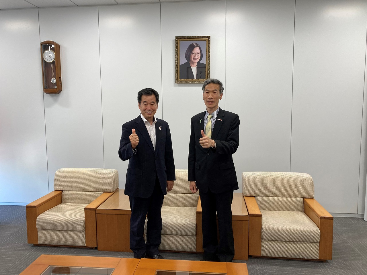藤原町長(左)、向處長(右)