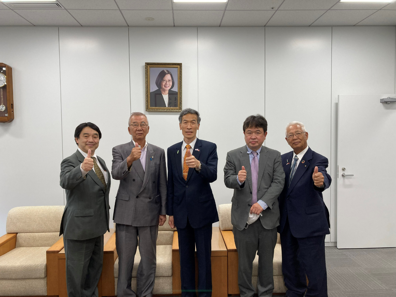 左至右: 杉中先生、辻井副會長、向處長、鈴木先生、永野前會長