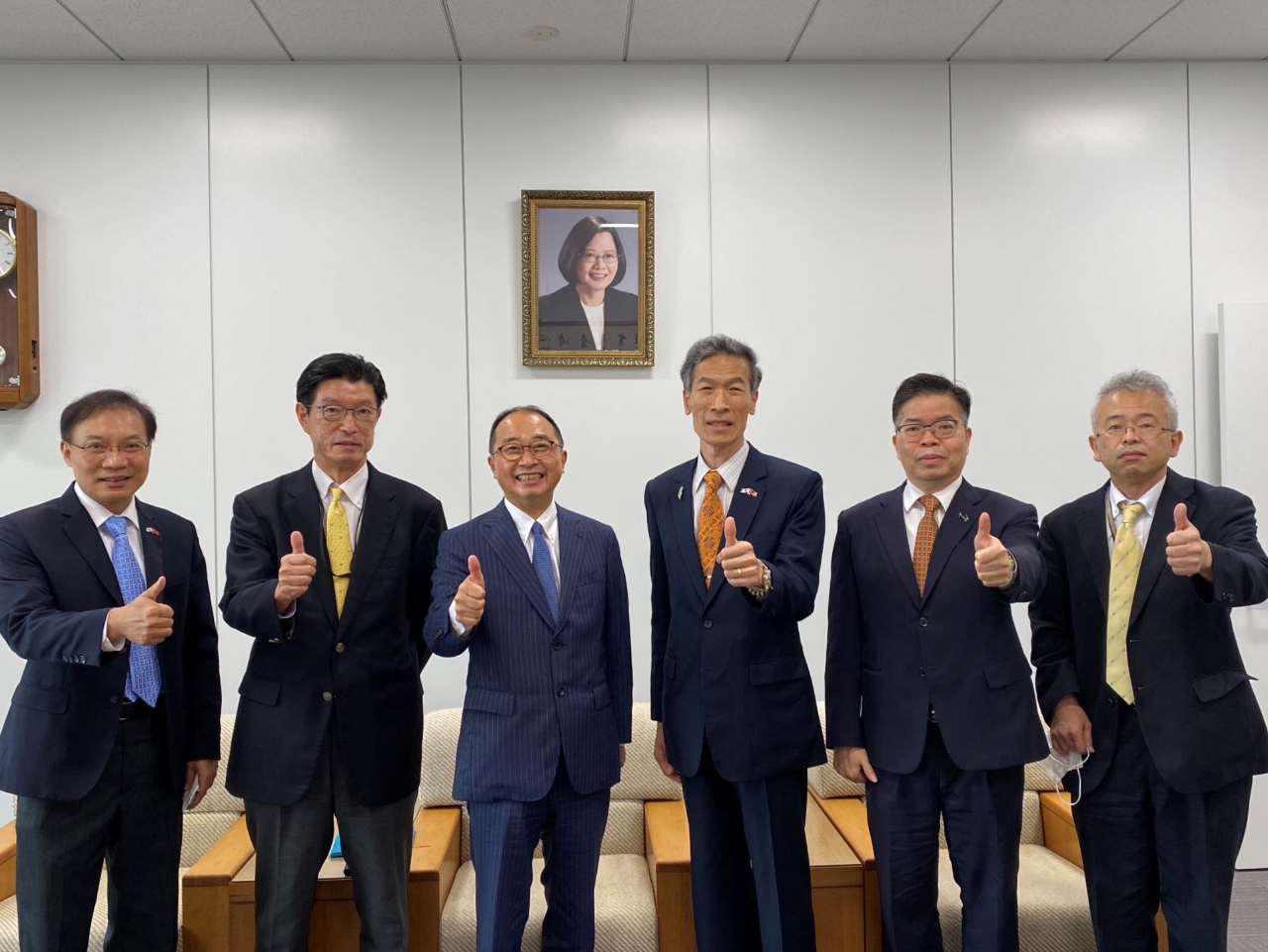 (左至右)張副處長、花岡副社長、稻葉社長、向處長、林組長、崎原次長