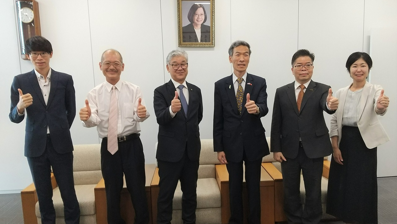 右起：新谷係長、林組長、向處長、泥谷市長、濵渦所長及吳秘書