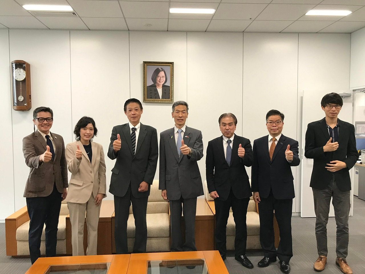 左至右:窪田事務局長、丹下主事 、宇野部長、向處長、田邊課長、林組長、吳秘書