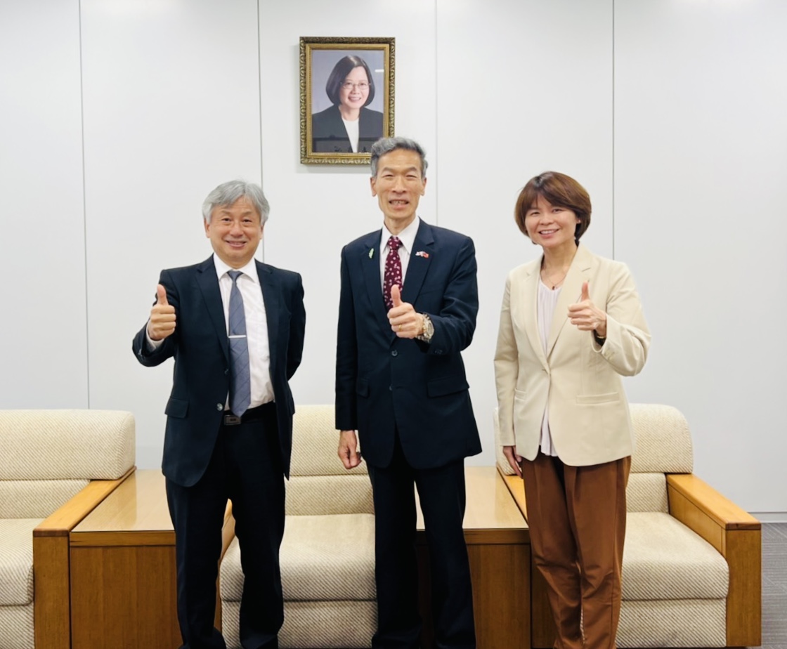 (左至右)林敬三教授、向明德處長、林育柔教育秘書
