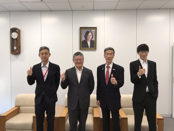 左至右松永支社長、伊藤代表取締役社長、向處長 、吳課長