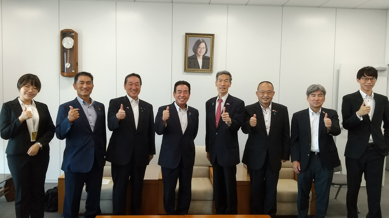 （右起）吳秘書、岩本所長、青木常任顧問、向處長、中森會長、中嶋常任顧問、田中幹事長、曾秘書