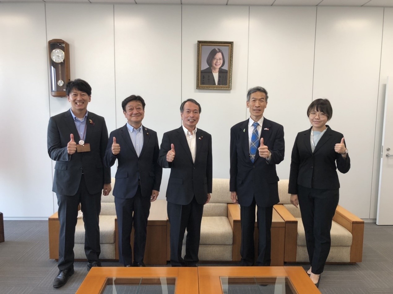 (左起) 福井幹事長、青山副會長、田原會長、向處長、曾秘書