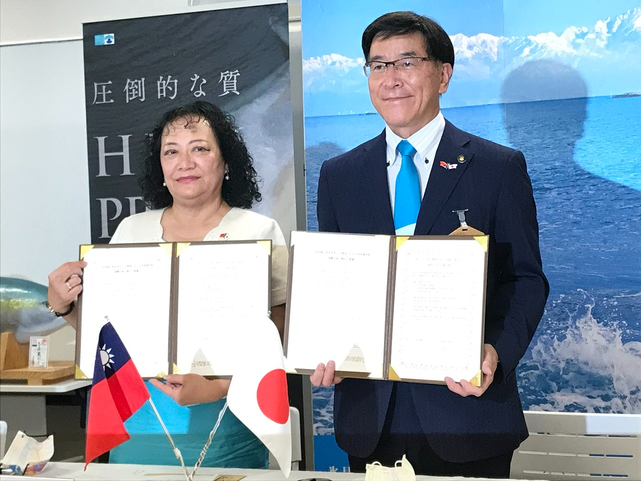 國立中山大學西灣學院李香蘭副院長(左) 與氷見市林正之市長(右)共同簽署備忘錄