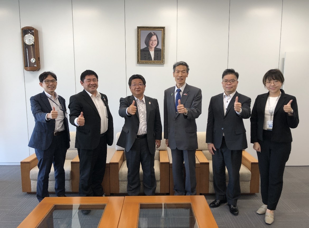 (左起)山中崇央班長、辻誠造室長、貴志幸生課長、向處長、林組長、曾秘書