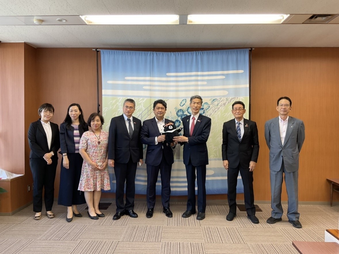 處長(右三)拜會金澤市並與村山市長(右四)、澤飯英樹會長(右一)、安達前會長(右二)合影