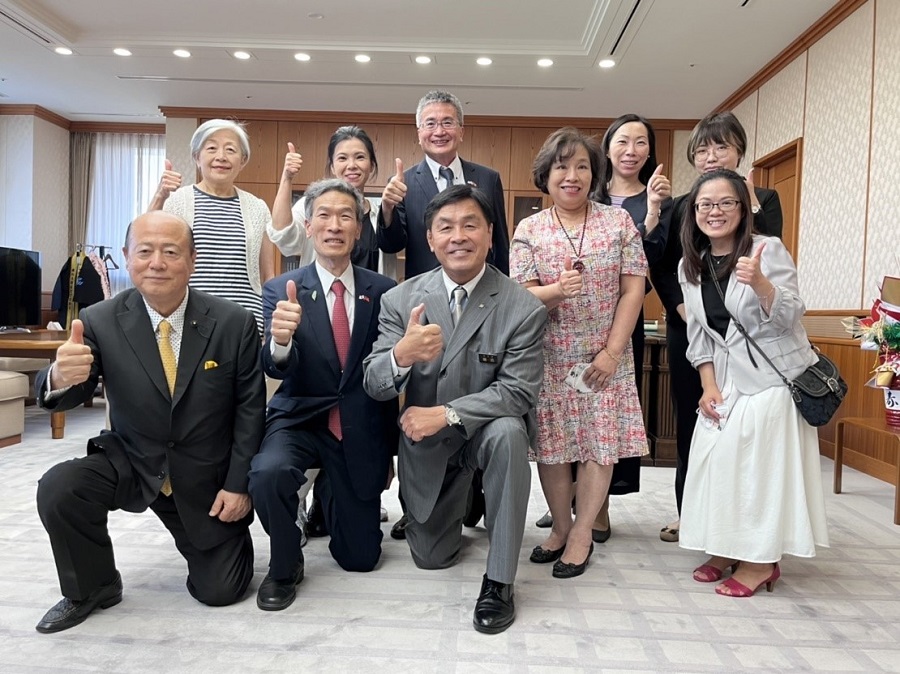 處長(左前二)拜會石川縣並與馳浩知事(左前三)、中村勳會長(左前一)合影