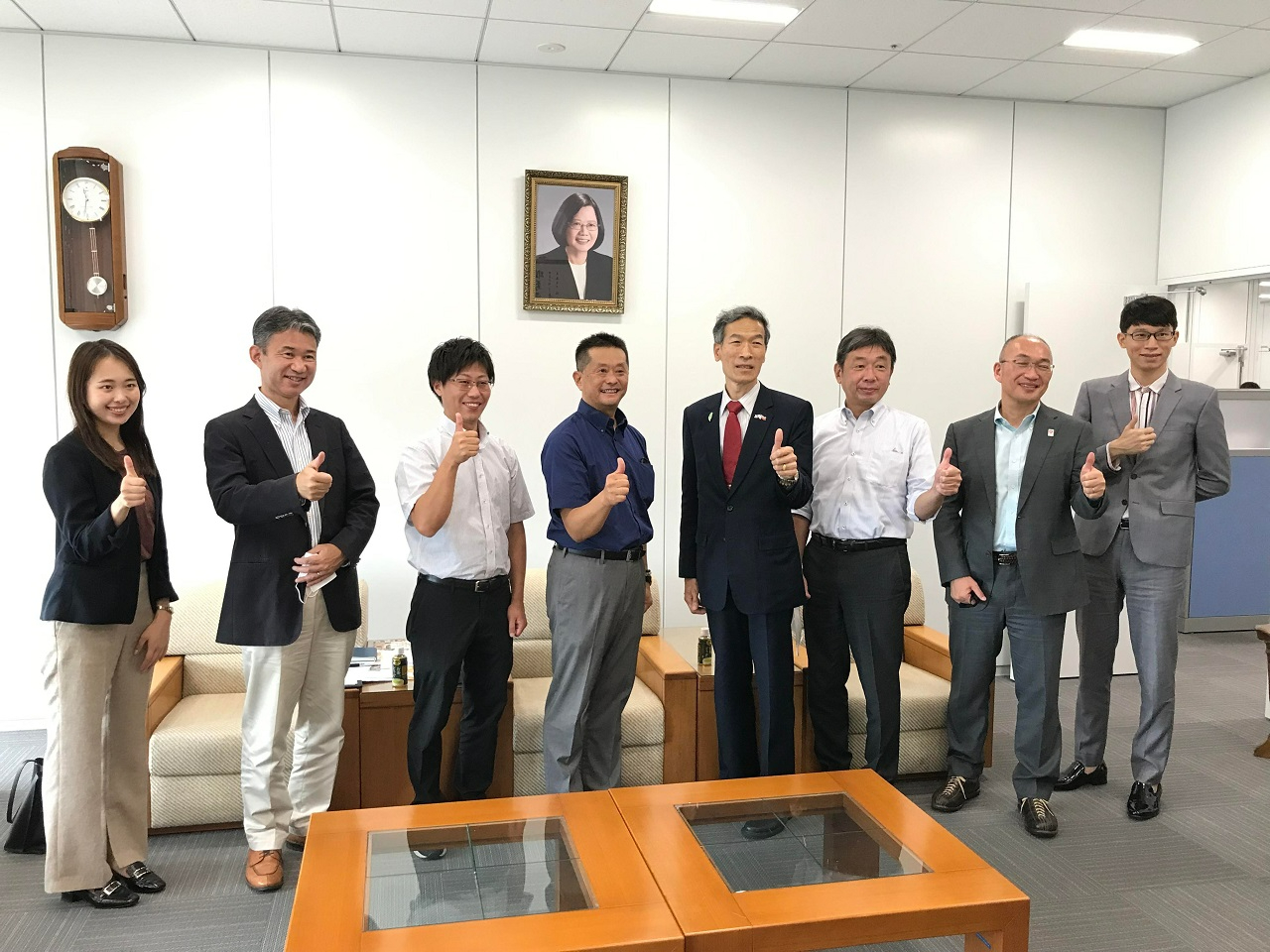 左至右: 花﨑由季子職員、北林部長、髙木行銷長、地白室長、向處長、北原課長補佐、田川組長、吳秘書