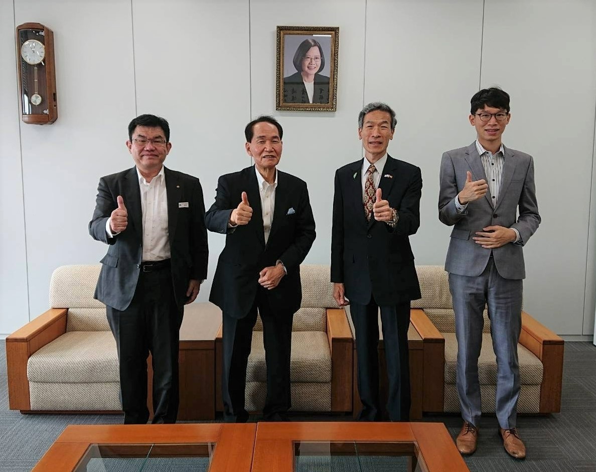 左至右:武本所長、浜田知事、向處長、吳秘書