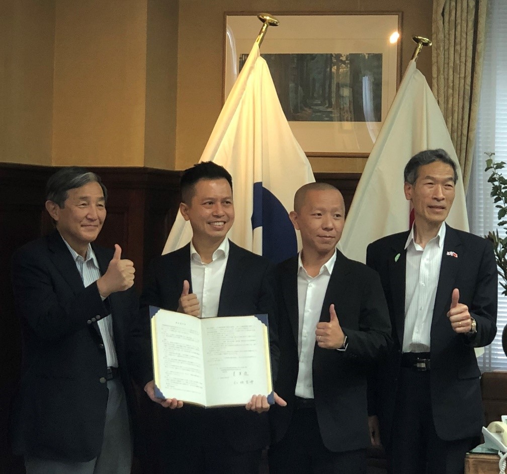 處長(右一)與仁坂知事(左一)、敦謙國際公司吳總經理(左二)及該公司戴東杰董事(右二)合影