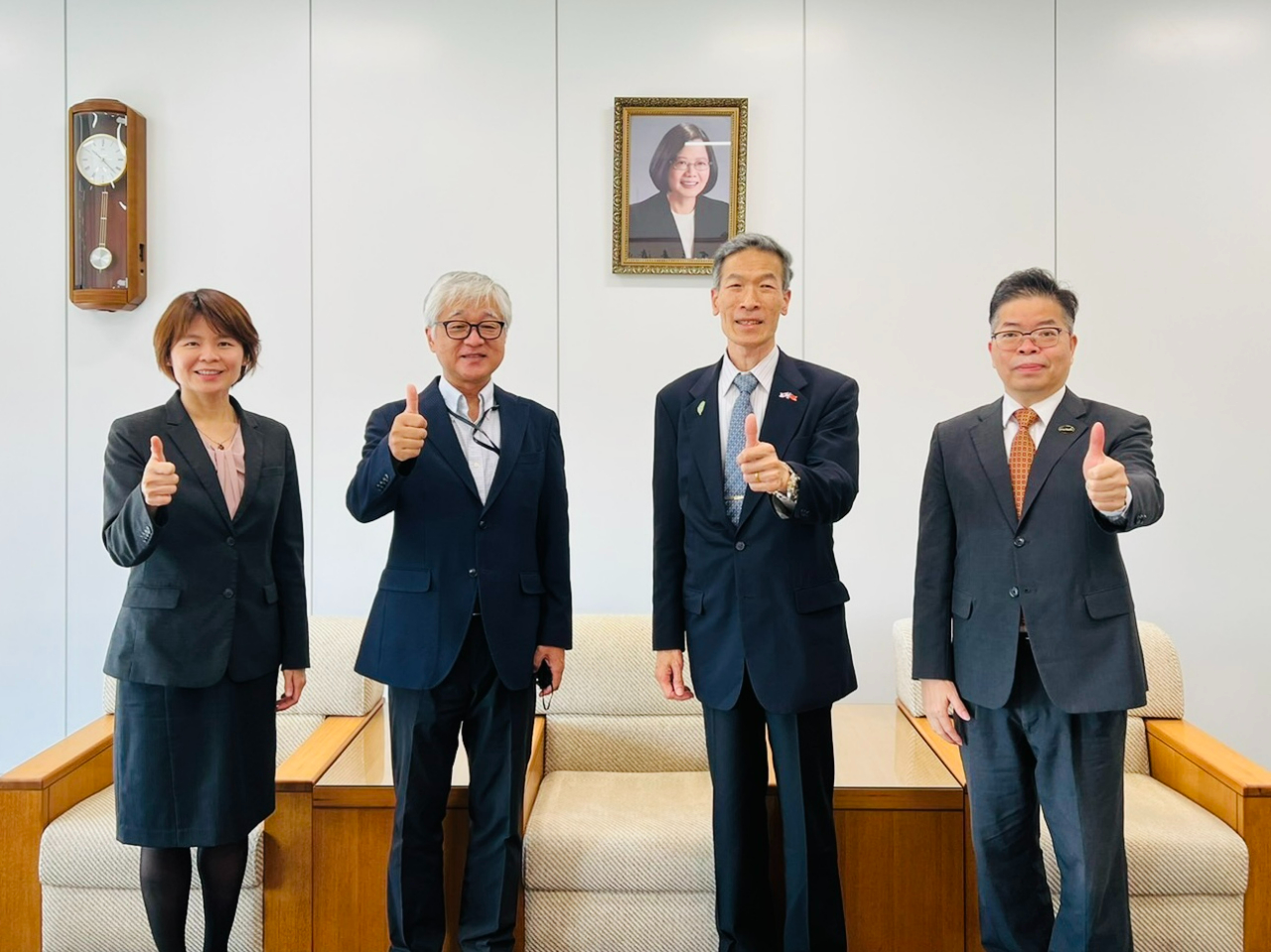 (右至左)駐大阪辦事處林明秋經濟組長、向明德處長、大阪大學產業科學研究所菅沼克昭所長、林育柔教育秘書