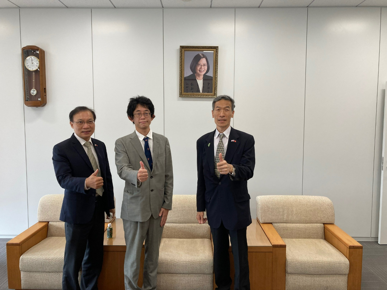 向處長(右)、張副處長(左)與大澤准教授(中)合影留念