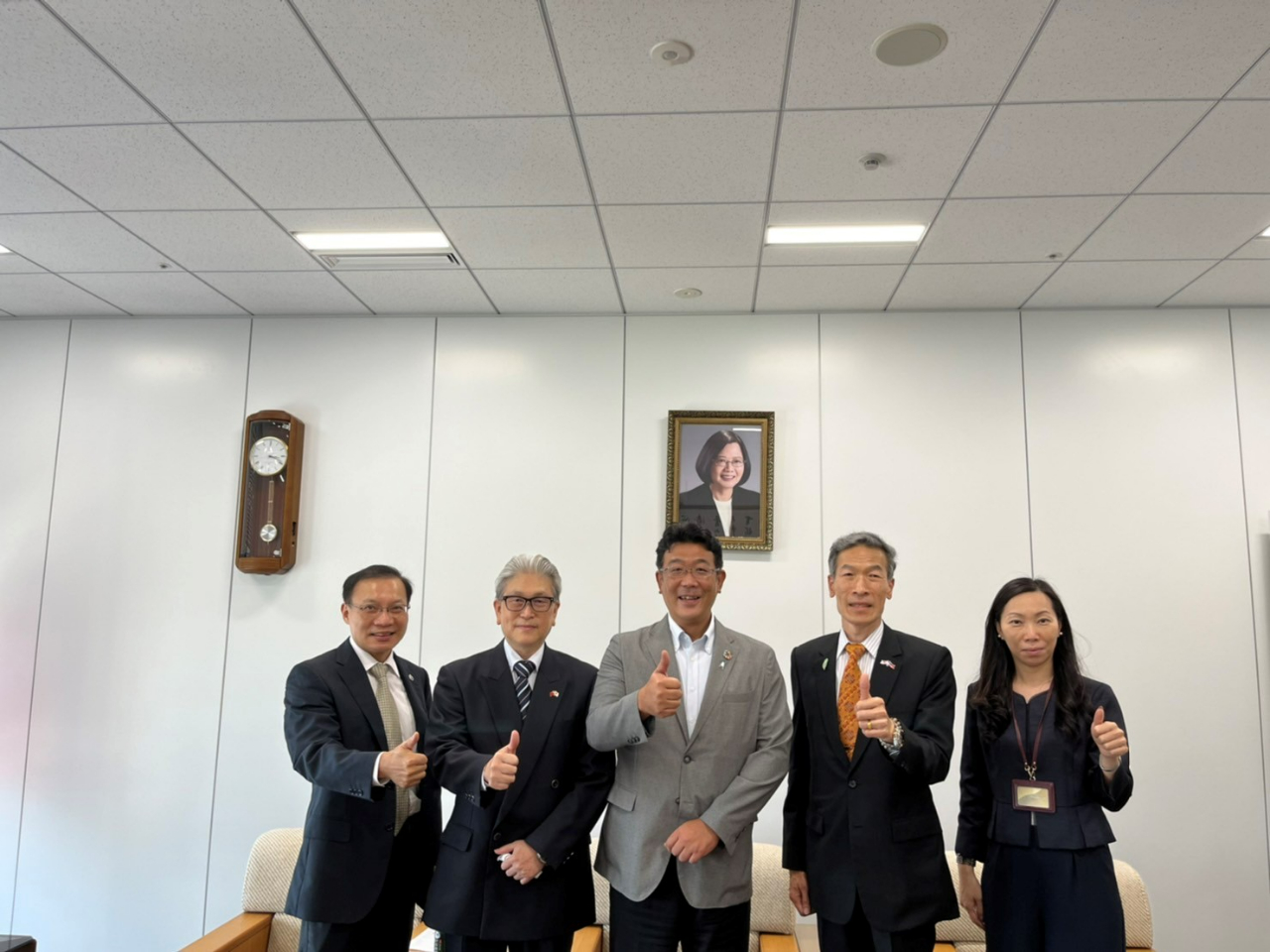 (左起) 張副處長、葉山僑務顧問、岡下前眾議員、向處長、楊秘書