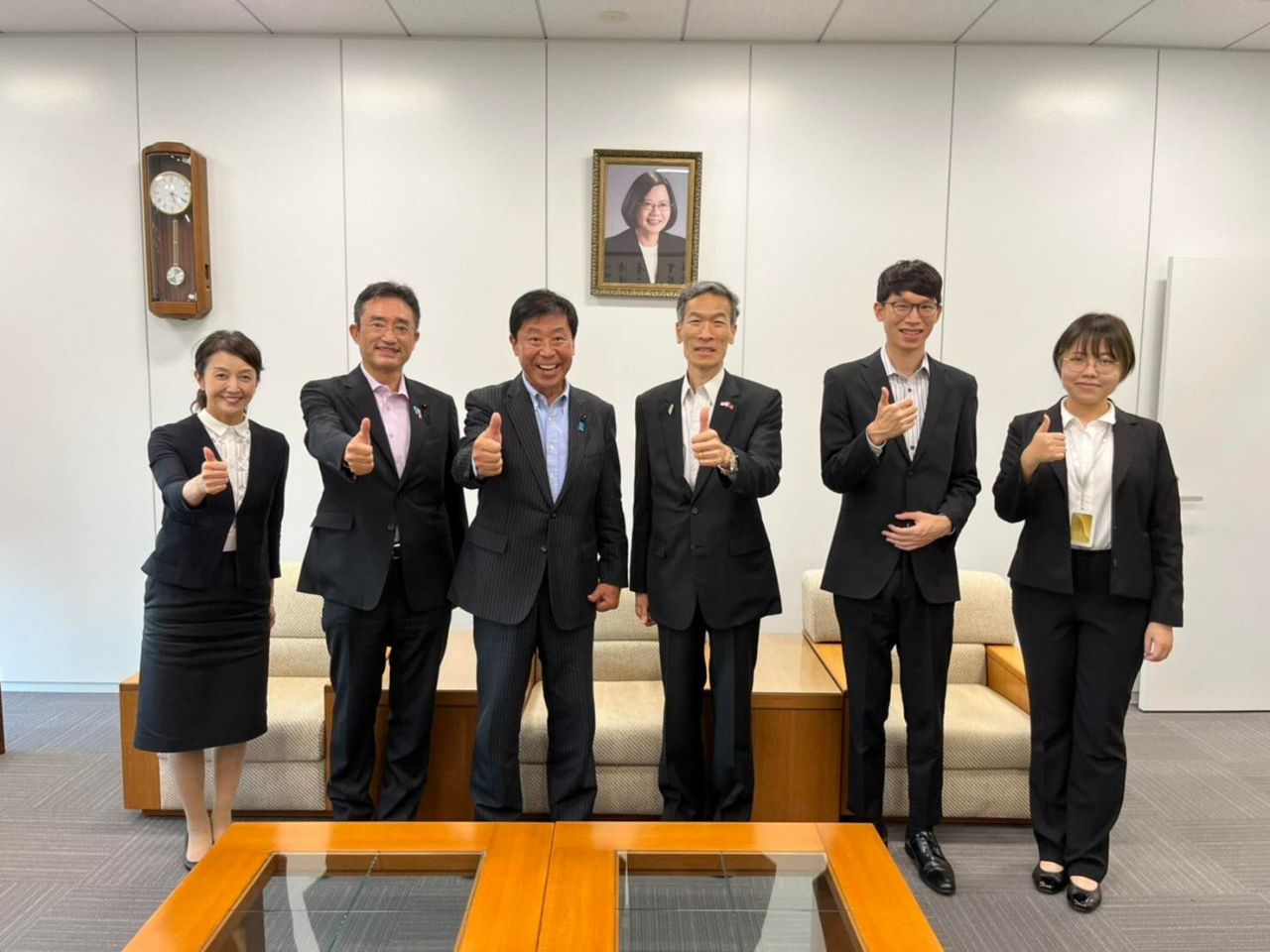 左至右: 南次長、弘田議員、森田會長、向處長、吳秘書、曾秘書