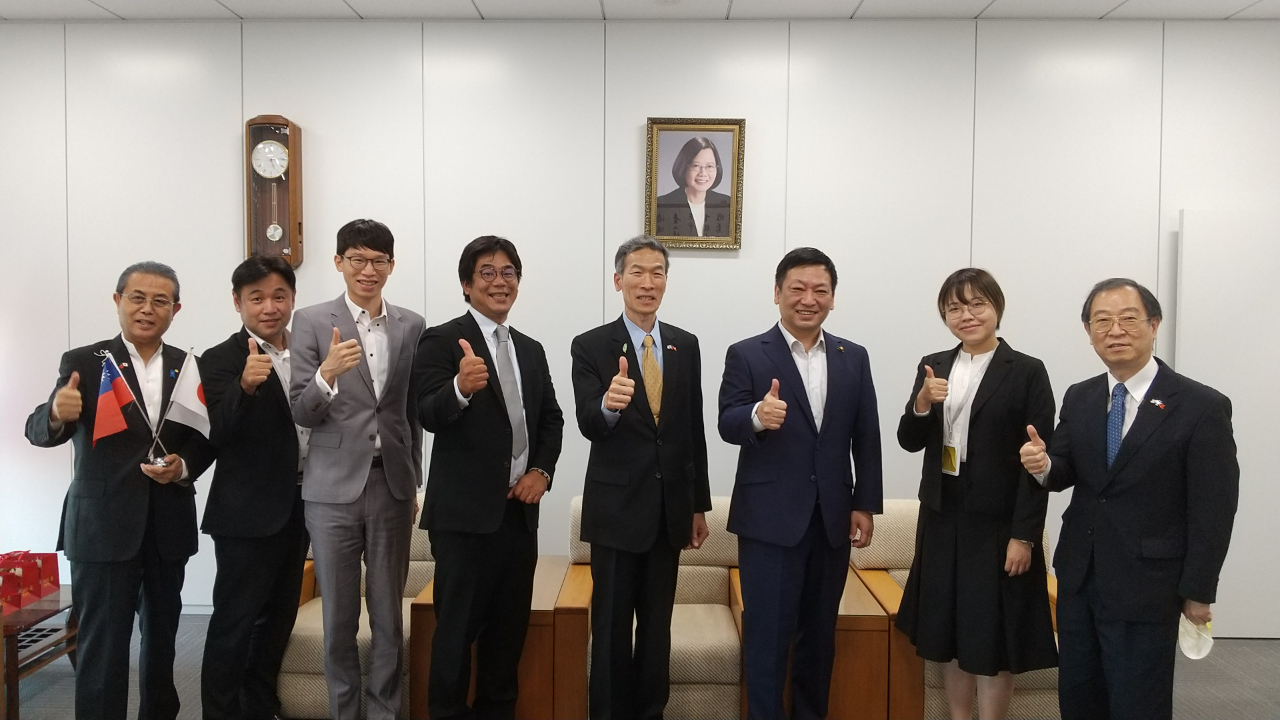 (左起) 遠藤會長、田畑課長、吳秘書、田中會長、向處長、戶田議長曾秘書及陳浩明