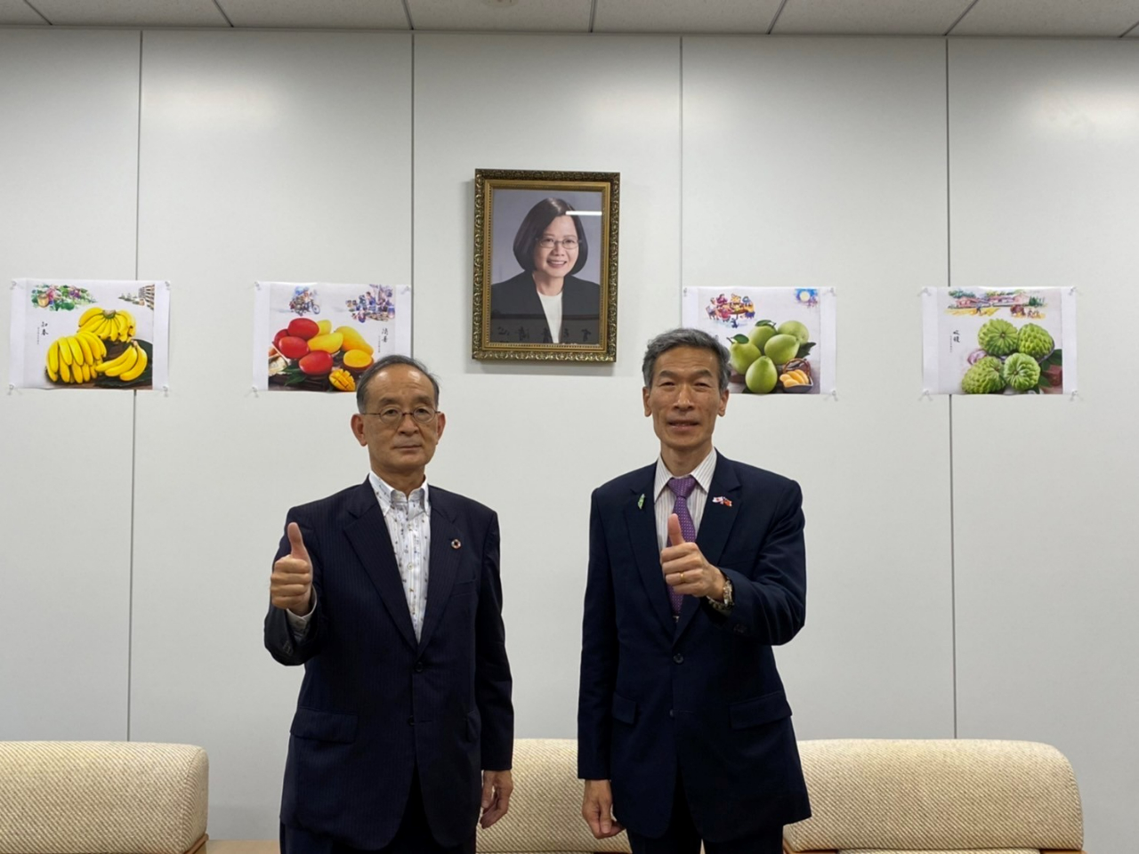 向處長(右)與豐井會長(左)合影留念