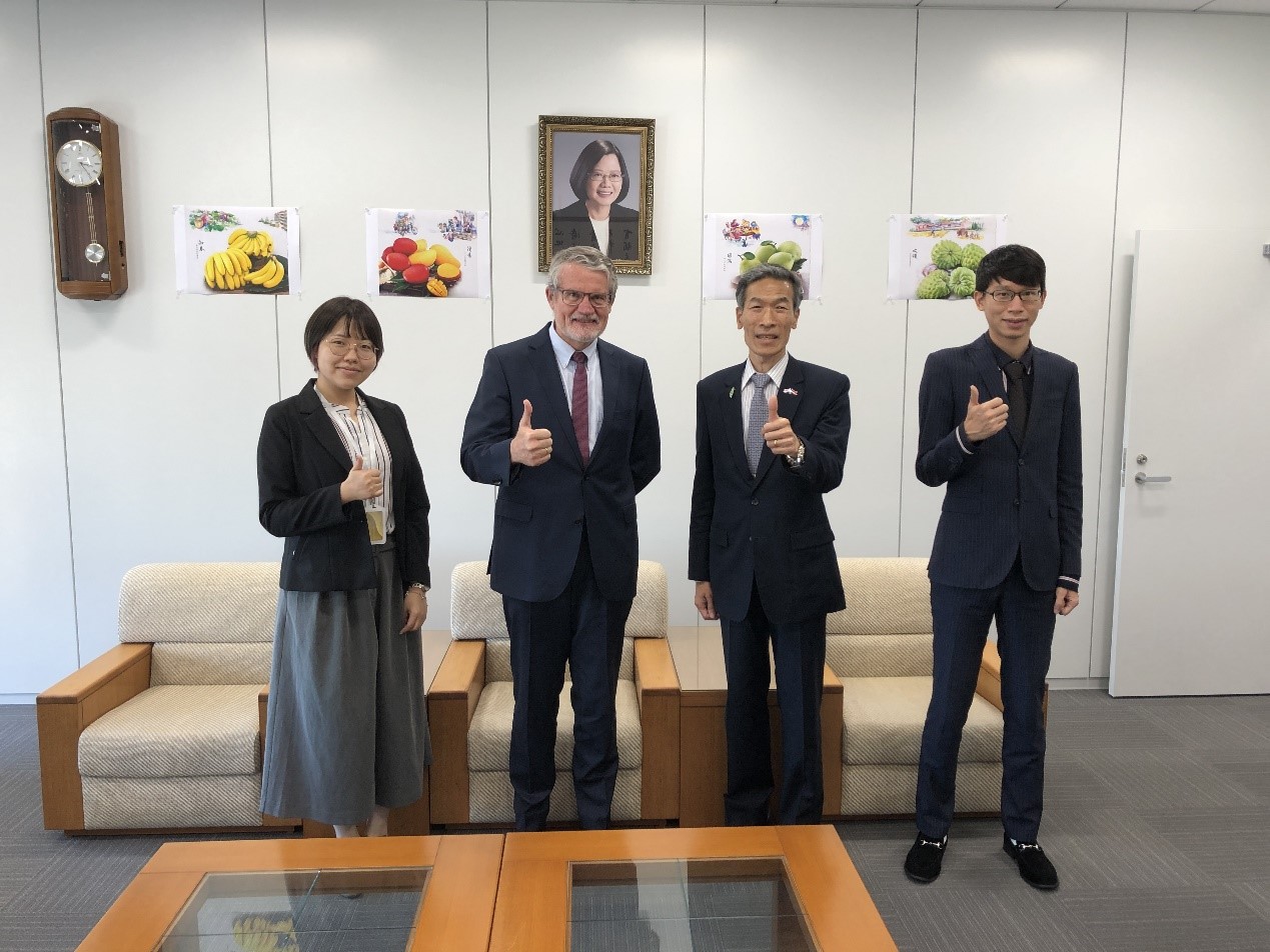 向處長(右二)與Eberts總領事(左二)合影