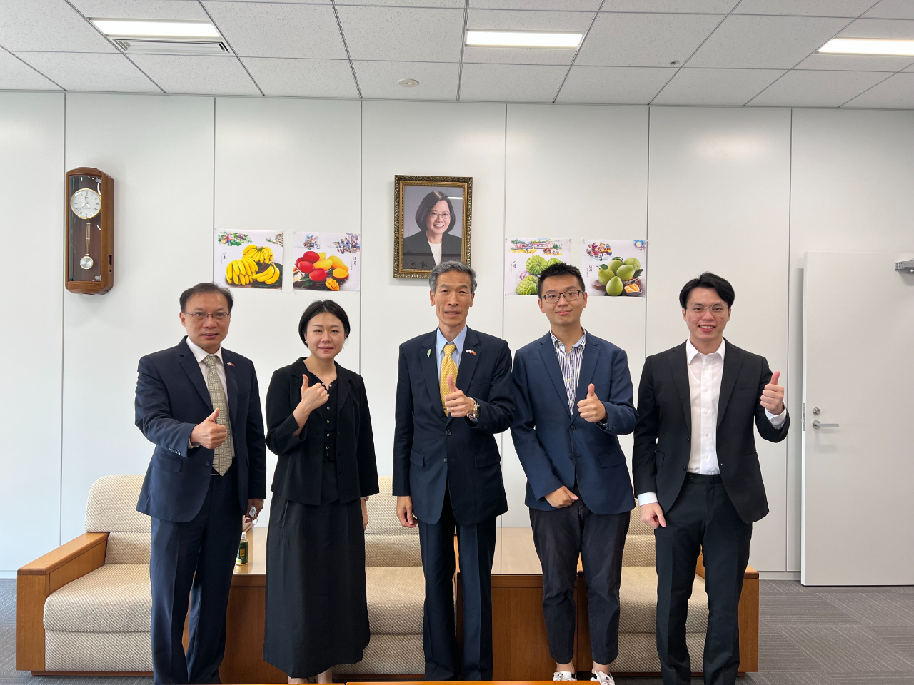 左至右:駐大阪辦事處張永賢副處長、神戶大學台灣人留學生會朱信樺會長、駐大阪辦事處向明德處長、神戶大學台灣留學生會姚品均前會長、曾宣翰前會長