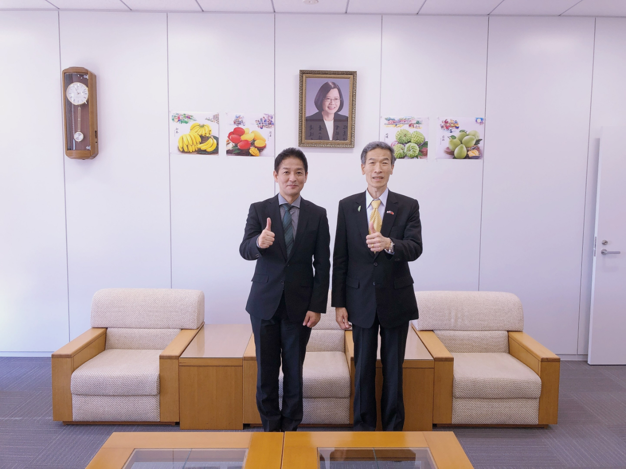 向處長(右)與山川部長(左)合影