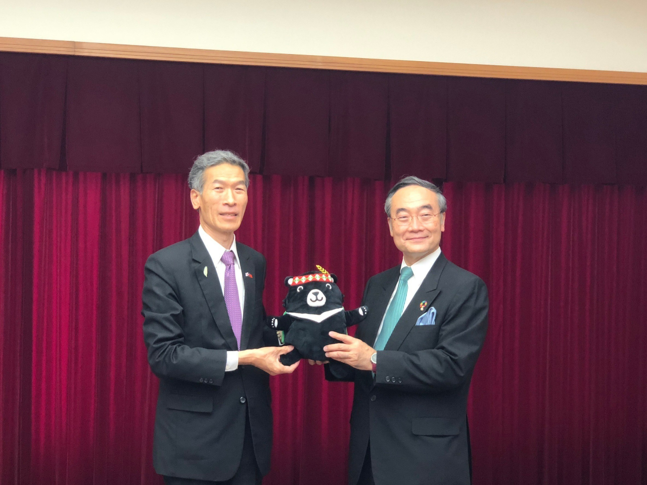 向處長(左)拜會飯泉知事(右)