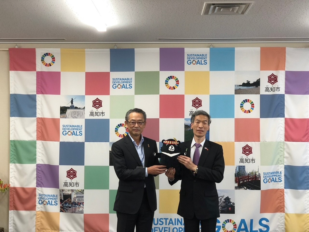 向處長(右)拜會中澤副市長(左)