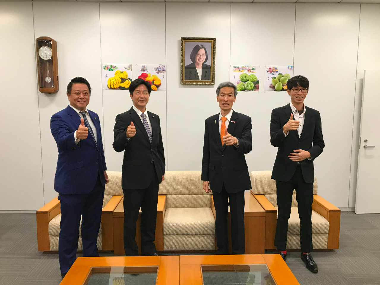 左至右: 木畑幹事長、札場會長、向處長、吳秘書