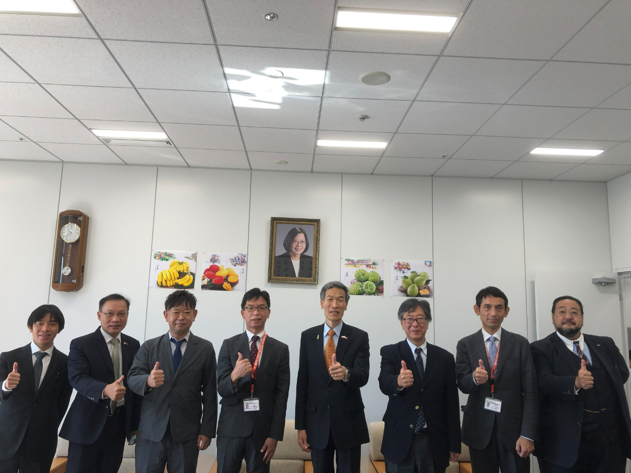 張副處長(左二)、松下理事(左四)、向處長(左五)、吉村理事長(右一)