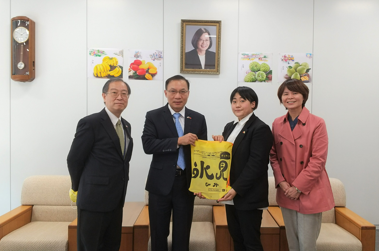 右起：林秘書、林專員、張副處長、陳浩明