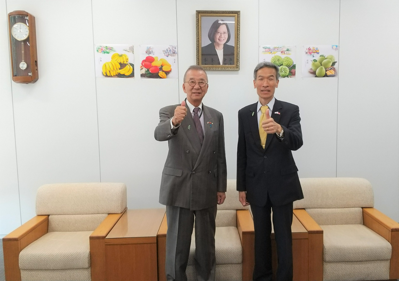 右起：向處長、辻井副會長