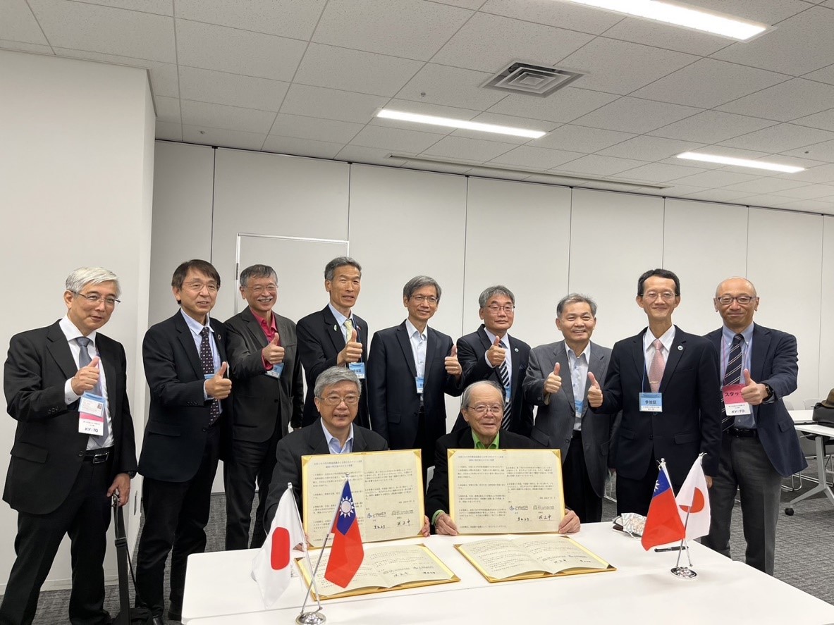 處長(後左四)與簽約代表台灣小水力綠能產業聯盟洪正中理事長(左前)及日本全國小水力利用推進協議會愛知和男會長合影