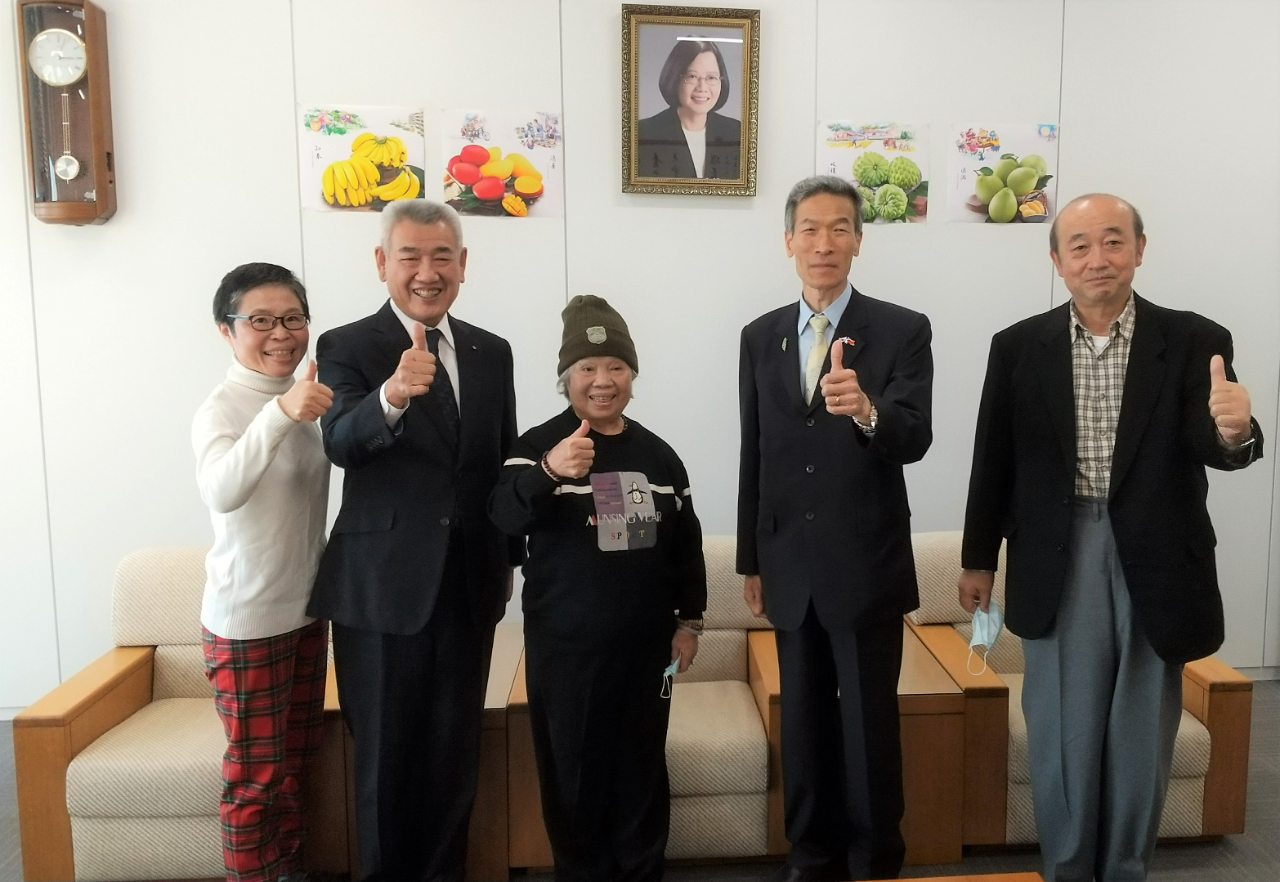 向處長（右二）與野口會長（左二）及友人土屋家族等人合影