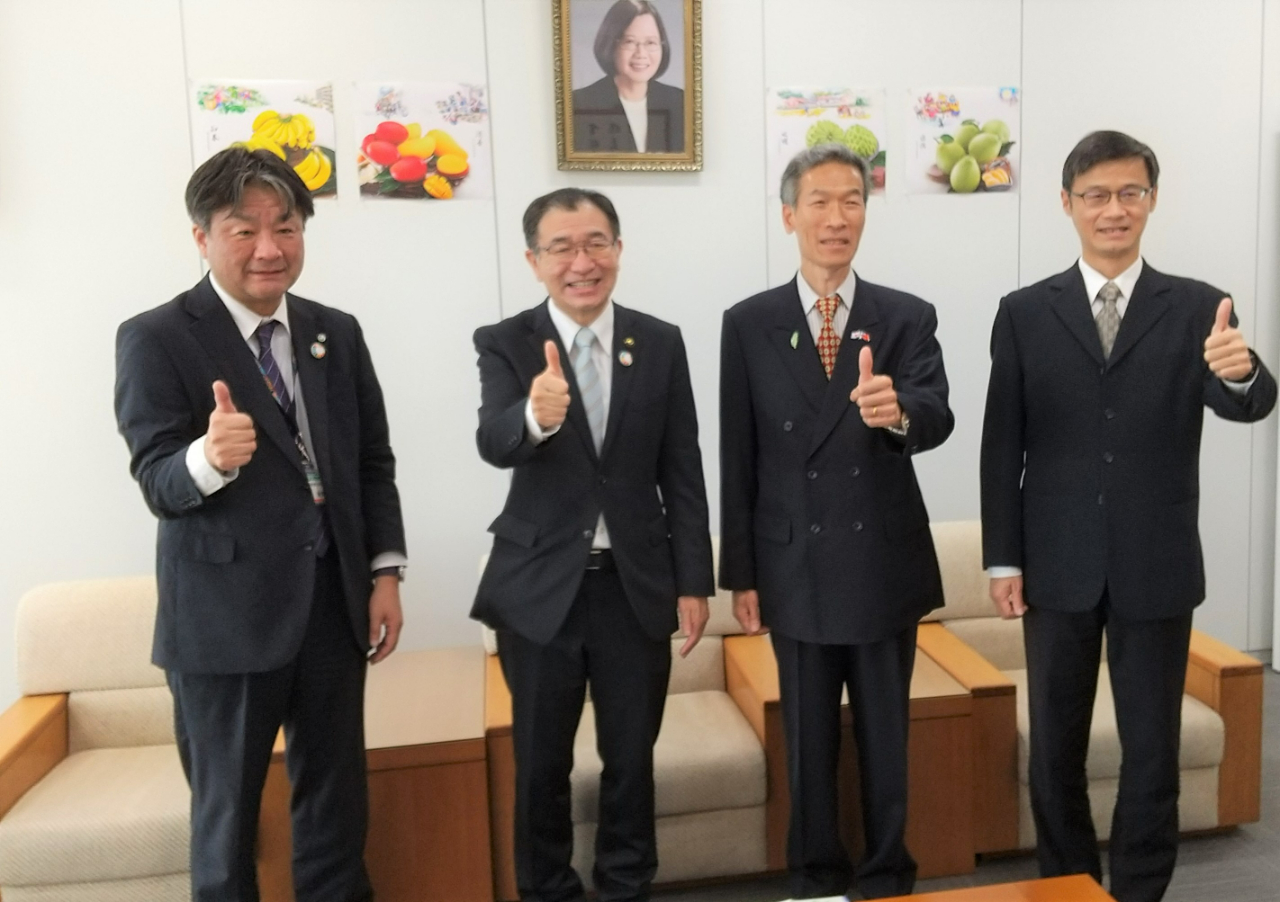 （左起）北川課長、池田市長、向處長、黃組長