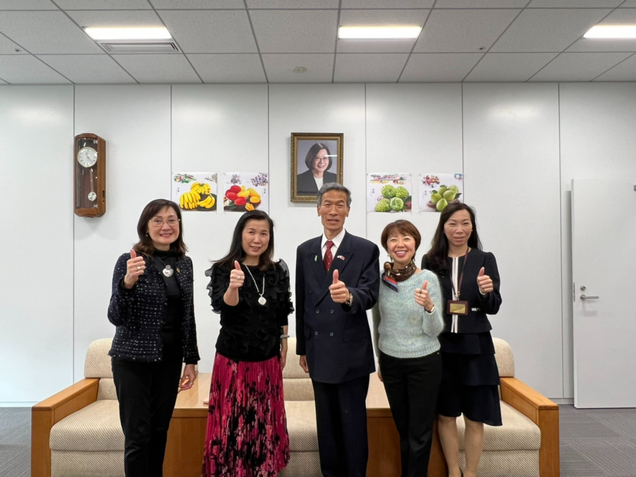 
左起：尹副會長、紀會長、向處長、中西國際事務顧問及楊秘書
