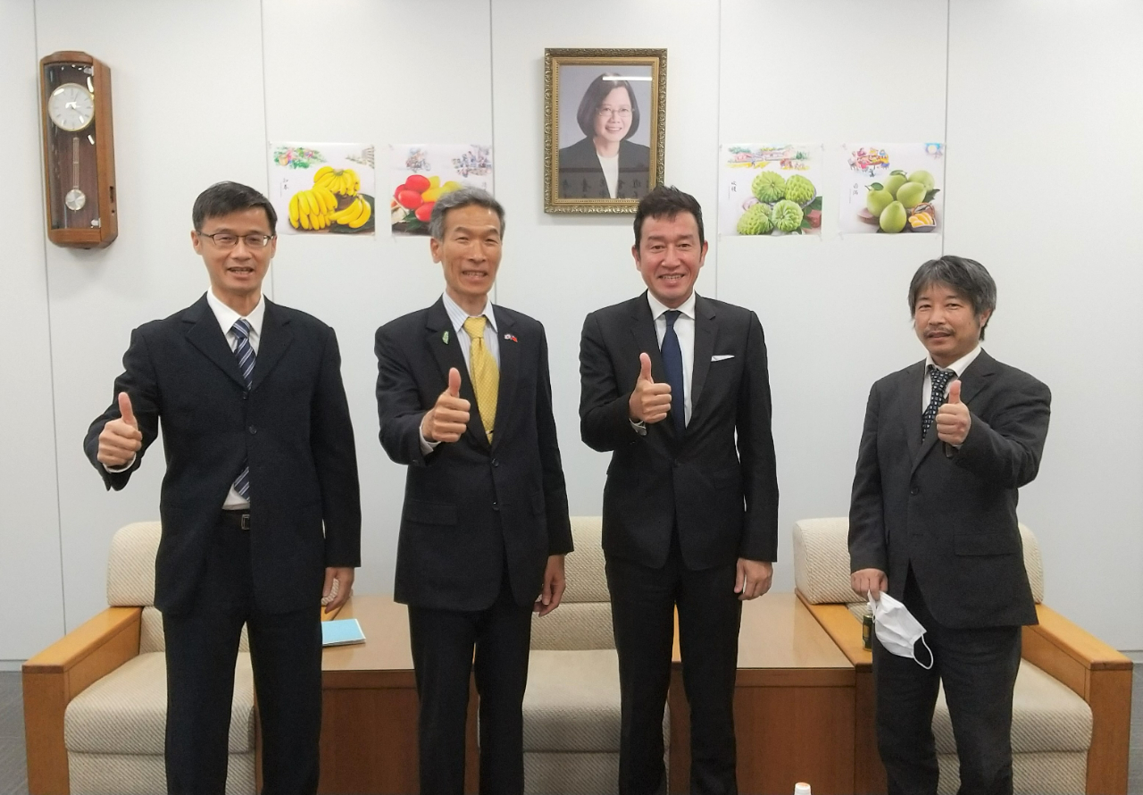 左起：黃組長、向處長、梶山會長、中島主任