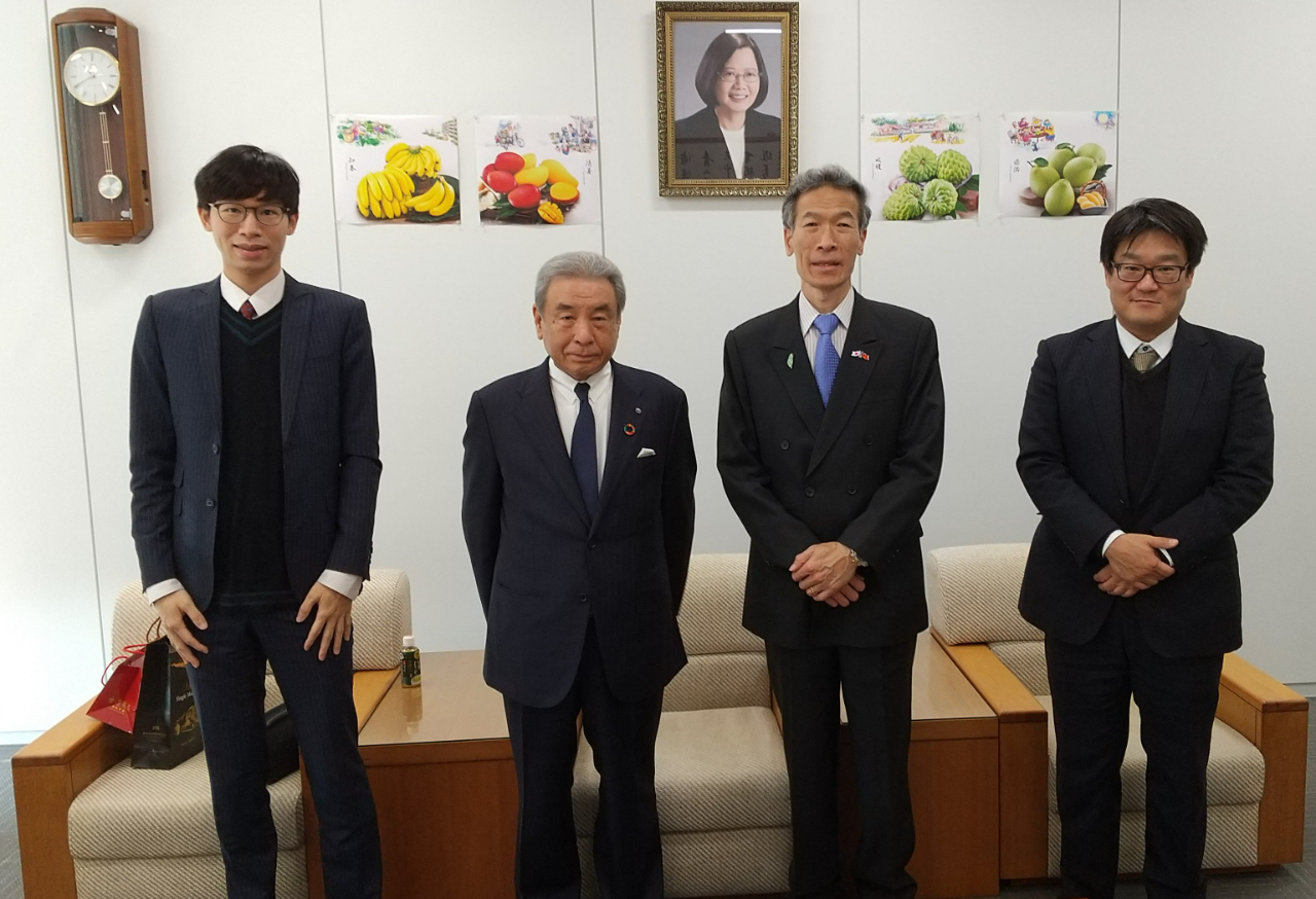 右起：河村先生、向處長、有田會長、吳秘書