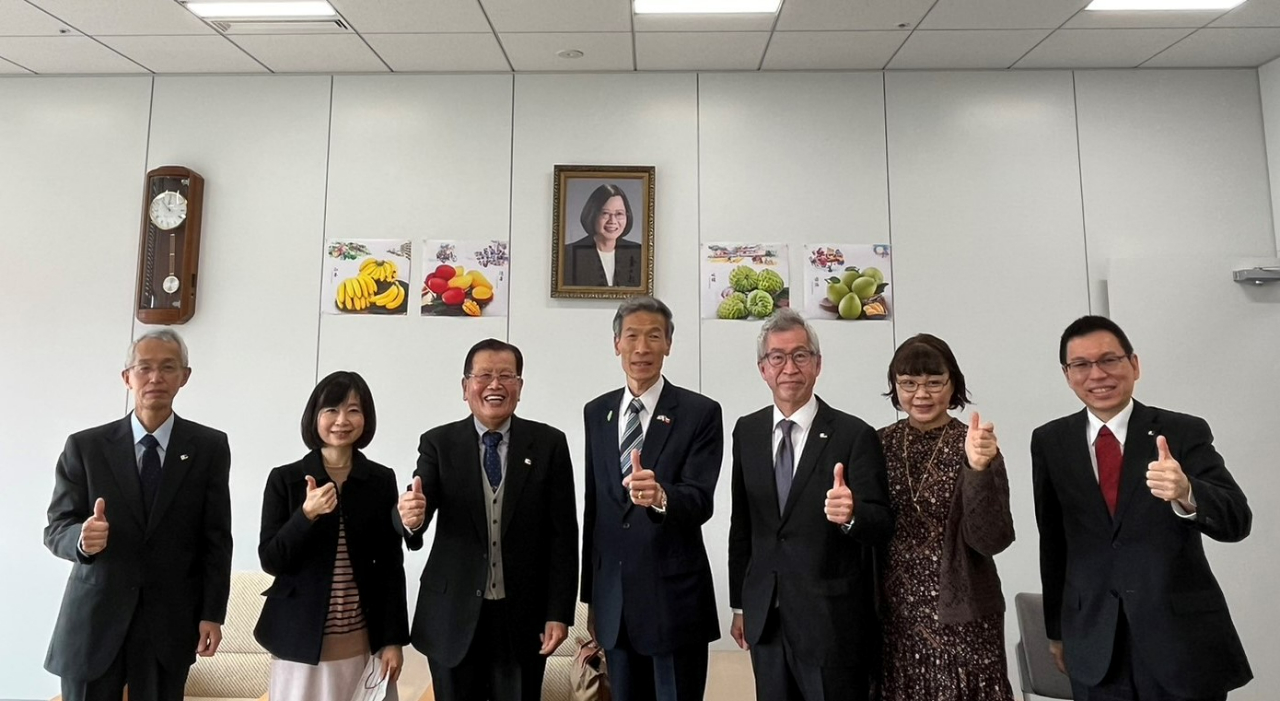 向處長（中）與伊藤副會長（左3）及該會5名理事（左起：玉置武史、施昶妃、右起：佐久間基、太田富美子、松岡正剛）合影