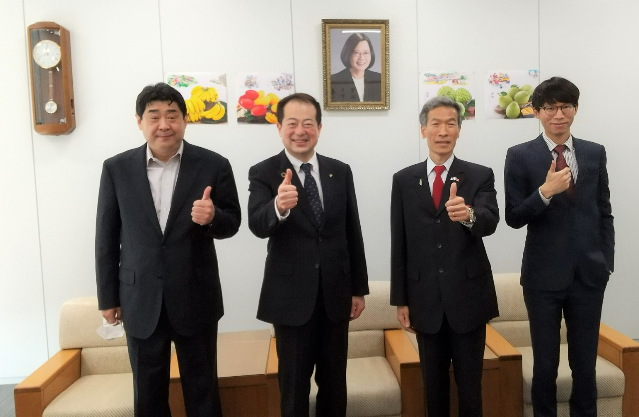 右起：吳秘書、向處長、野志市長、矢野副部長