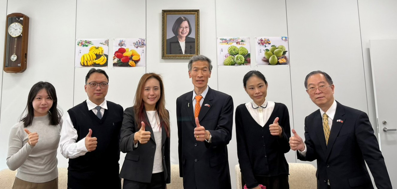 向處長（右3）與郭局長（左3）及陪席人員（左起：李小姐、蔡科長、右起：陳浩明、劉股長）合影

右起：陳浩明、劉股長)合影