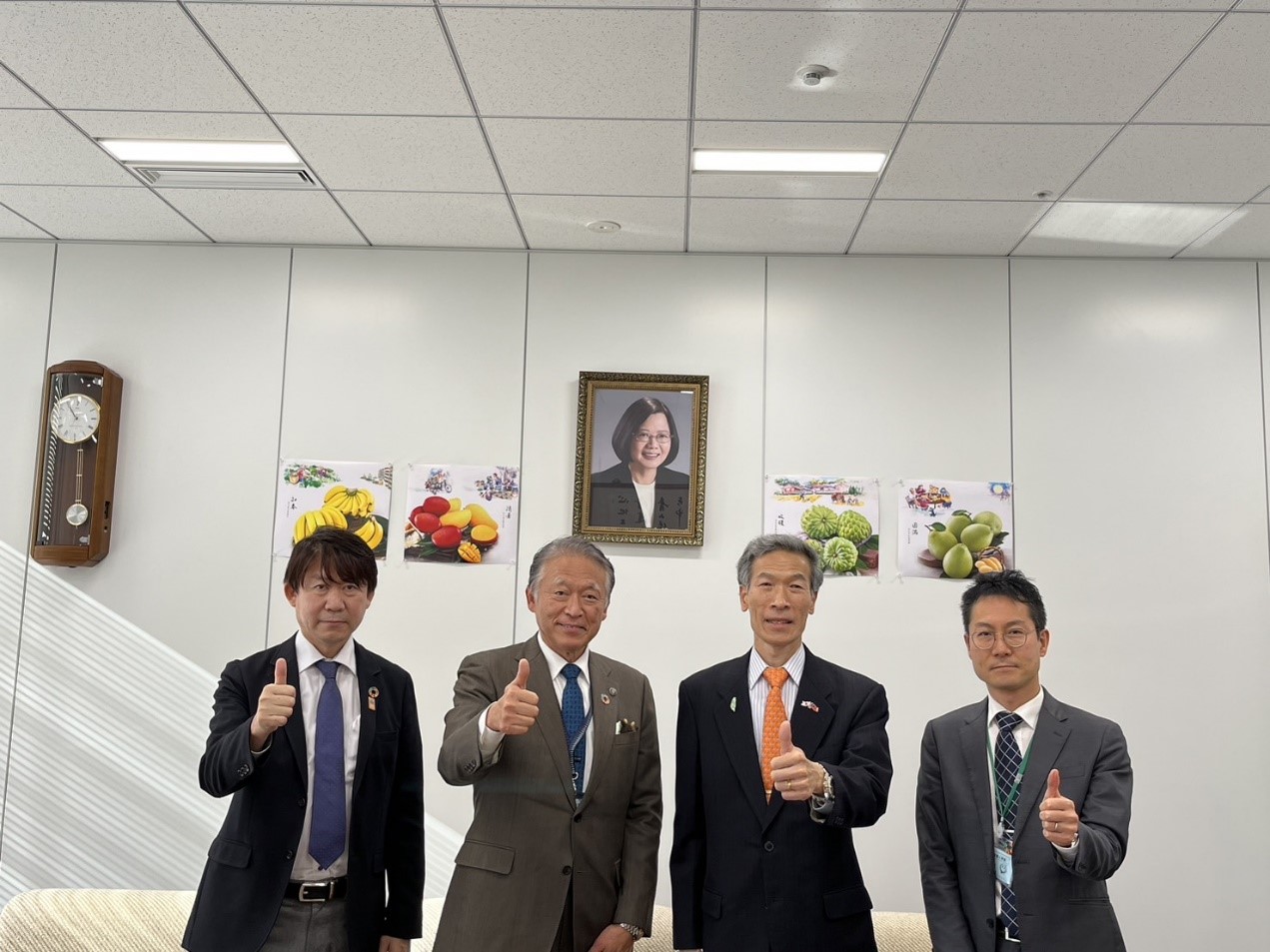 向處長(右二)與水野市長(左二)、阪南市未來創生部松下芳伸部長(左一)及秘書課石川和人秘書長(右一)合影