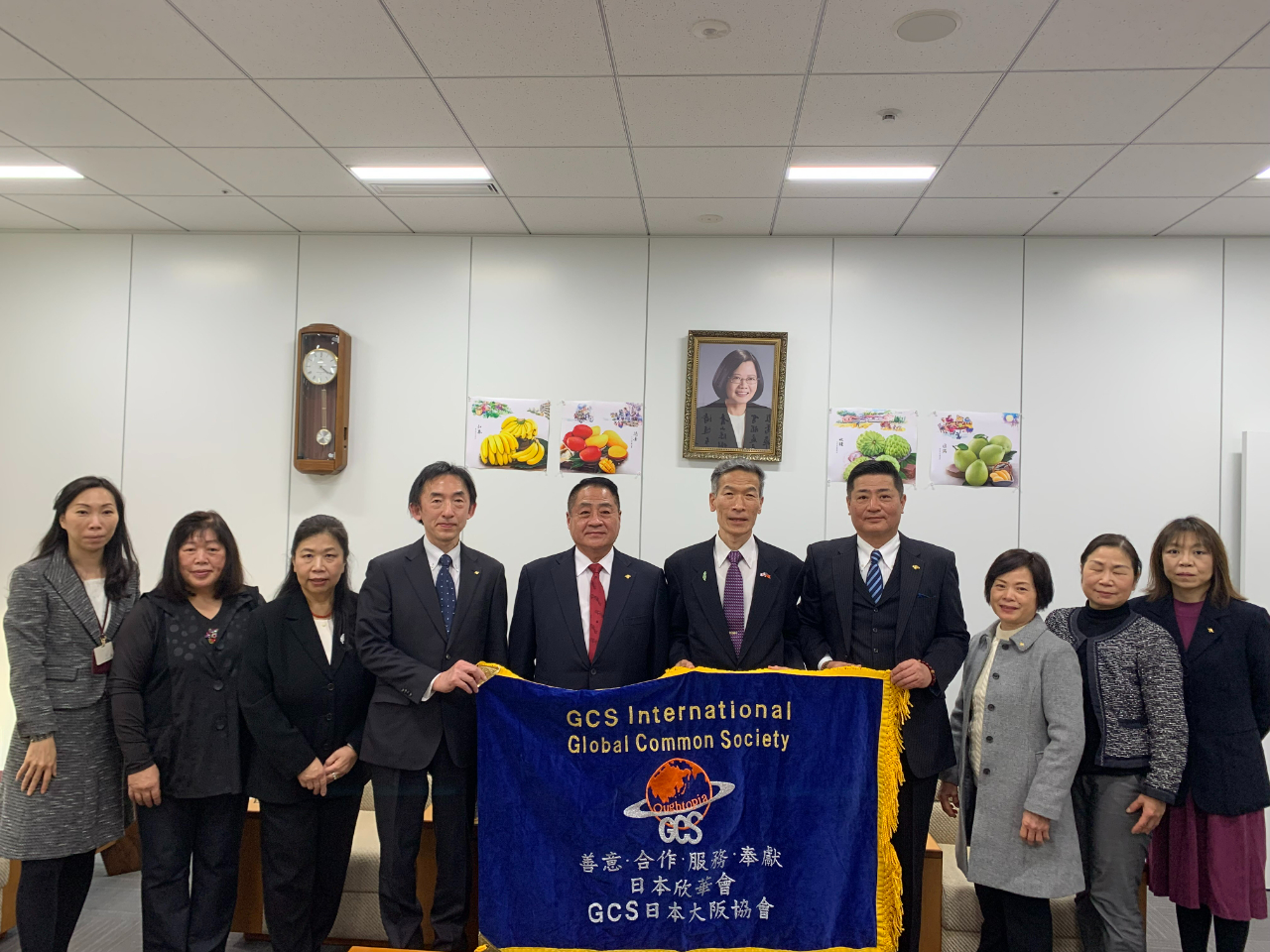 向明德處長(右5)與李忠儒會長(左5)與欣華會幹部一行合影